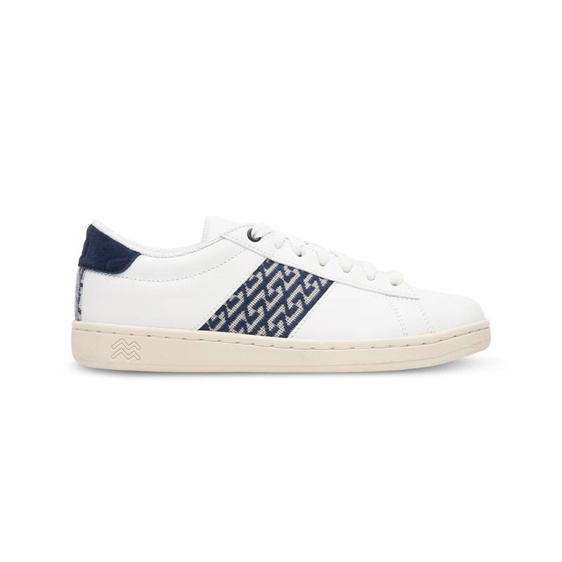 Baskets en cuir blanc avec tissage bleu ethnique artisanal sur fond blanc. Ho Tay Classique Navy.