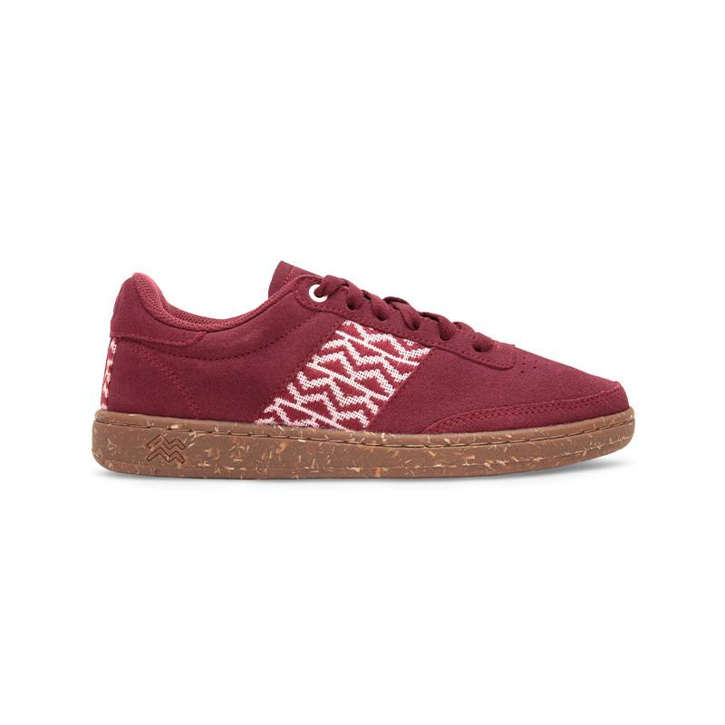 Baskets en daim rouge avec tissage rouge ethnique artisanal sur fond blanc. Saigon Suede Burgundy.