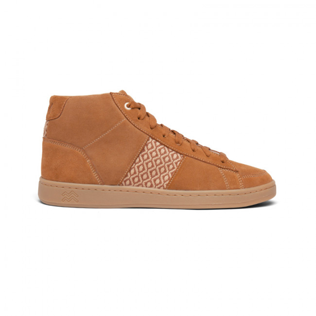 Baskets montantes en daim marron avec tissage blanc ethnique artisanal sur fond blanc. Ho Tay Mid Suede Chestnut.