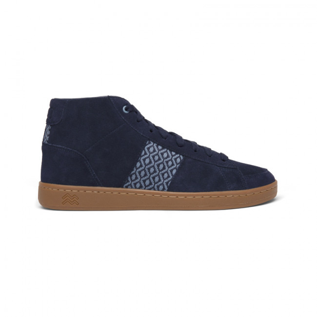 Baskets montantes en daim bleu avec tissage blanc ethnique artisanal sur fond blanc. Ho Tay Mid Suede Blue.