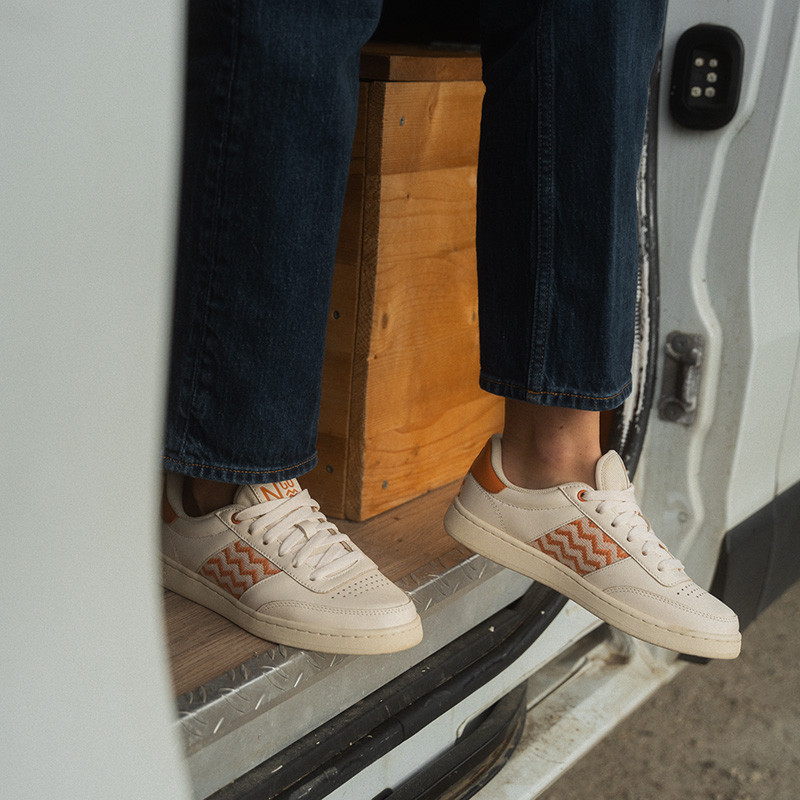 Paire de baskets en cuir avec des motifs ethniques artisanaux, lookbook. Saigon Classique '24 Apricot.