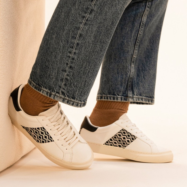 Baskets basses en cuir blanc avec tissage noir artisanal, modèle Na Sang Classique Black de N'go Shoes